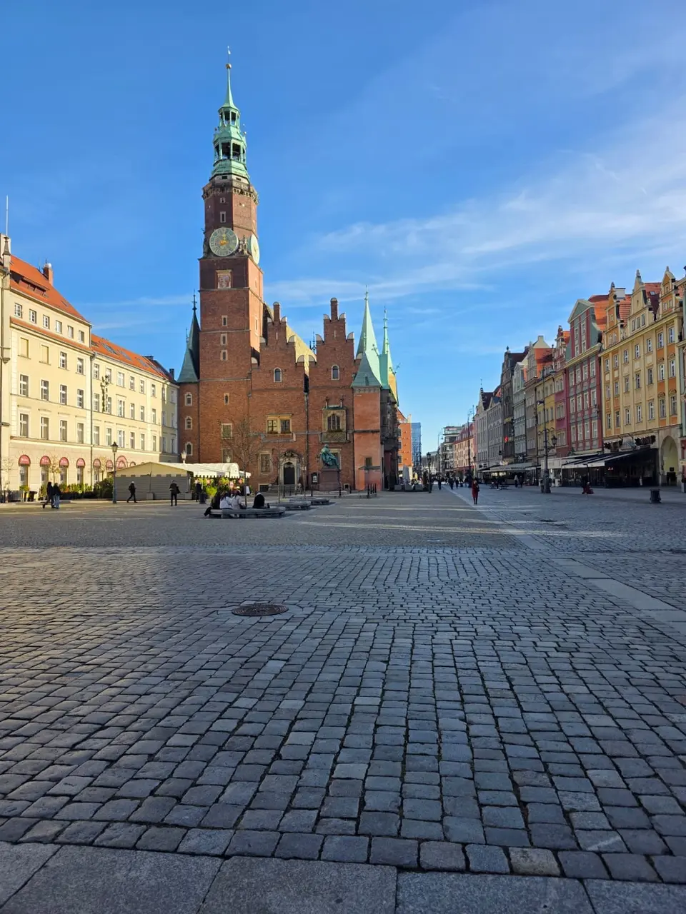 Wrocław w 1 dzień – panorama miasta widziana znad Odry o zachodzie słońca