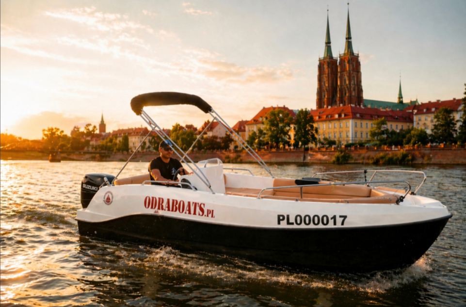 Załoga motorówki w trakcie rejsu