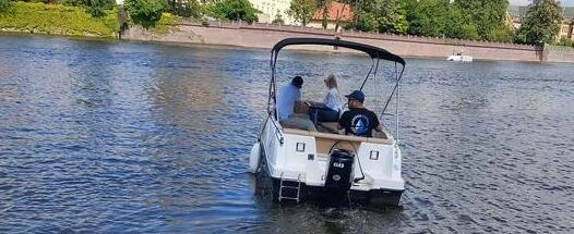 Wrocław: centrum w jeden dzień dla seniora z perspektywy łodzi motorowej
